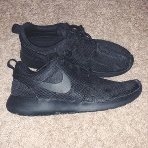 black nike tennis shoes size 8